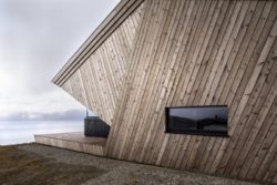 Façade lambris de chêne bois - Hooded Cabin par Arkitektværelset - Norvege © Marte Garmann