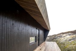 Façade lambris de chêne brulé - Hooded Cabin par Arkitektværelset - Norvege © Marte Garmann