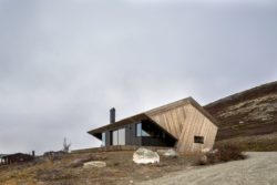Façade principale - Hooded Cabin par Arkitektværelset - Norvege © Marte Garmann
