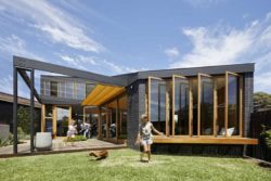 Façade principale et jardin - Annexe par Bent - Australie © notapaperhouse