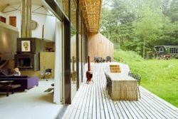 Grande baie vitrée et façade terrasse bois - Dutch Mountain par Sanne Oomen - Goois, Hollande © oomenontwerpt