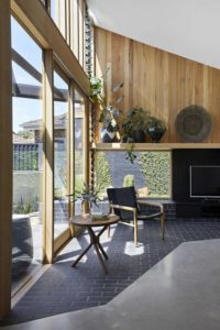 Grande porte vitrée coulisante - Annexe par Bent - Australie © notapaperhouse