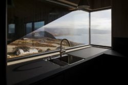 Lavabo et ouverture vitrée - Hooded Cabin par Arkitektværelset - Norvege © Marte Garmann