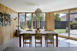 Salle à manger en bois et vue sur jardin - Annexe par Bent - Australie © notapaperhouse