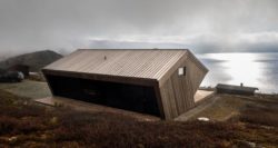 Toit en pin minéral et vue panoramique paysage - Hooded Cabin par Arkitektværelset - Norvege © Marte Garmann