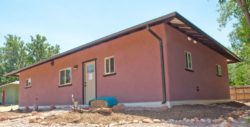 Façade principale - Straw-Bale-Homes par Community Rebuilds - Moab, USA © Community Rebuilds