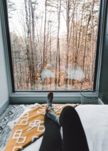 Chambre et grande baie vitrée - Box-Hop par Emily-Seth - Hocking Hills, Etats-Unis © Moody Cabin Girl