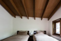 Chambre secondaire double lit - Four-Leaves par KIAS Karuizawa, Japon © Norihito Yamauchi