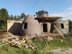 Charpente en toit ondulé - Earthbag House par Francis Gichuhi - Kericho, Kenya