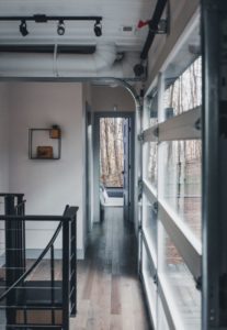 Couloir et sol parquet bois - Box-Hop par Emily-Seth - Hocking Hills, Etats-Unis © Moody Cabin Girl