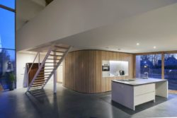 Cuisine et escalier accès étage - Barnhouse par RVArchitecture - Werkhoven, Pays-Bas © Rene de Wit