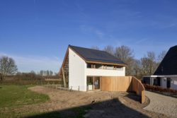 Côté avec clôture - Barnhouse par RVArchitecture - Werkhoven, Pays-Bas © Rene de Wit