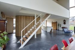 Escalier bois accès étage - Barnhouse par RVArchitecture - Werkhoven, Pays-Bas © Rene de Wit