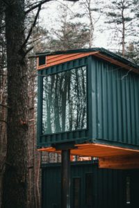 Façade conteneur et grande ouverture vitrée - Box-Hop par Emily-Seth - Hocking Hills, Etats-Unis © Moody Cabin Girl