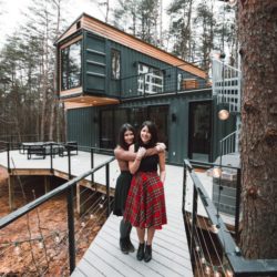 Façade principale et terrasse bois - Box-Hop par Emily-Seth - Hocking Hills, Etats-Unis © Moody Cabin Girl