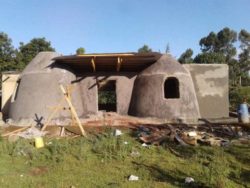 Façade principale et toiture ondulée - Earthbag House par Francis Gichuhi - Kericho, Kenya