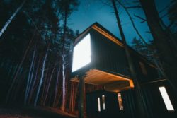 Façade principale illuminée - Box-Hop par Emily-Seth - Hocking Hills, Etats-Unis © Moody Cabin Girl