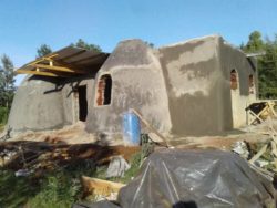 Façade sacs de terre - Earthbag House par Francis Gichuhi - Kericho, Kenya