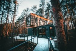 Façade terrasse bois - Box-Hop par Emily-Seth - Hocking Hills, Etats-Unis © Moody Cabin Girl