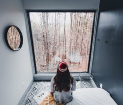 Grande baie vitrée chambre - Box-Hop par Emily-Seth - Hocking Hills, Etats-Unis © Moody Cabin Girl