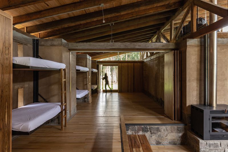 Grande chambre avec 6 lits - Casa Lasso par RAMA Estudio - San Jose, Equateur © Jag Studio