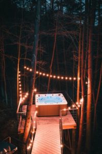 Jacuzzi extérieur - Box-Hop par Emily-Seth - Hocking Hills, Etats-Unis © Moody Cabin Girl