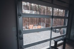 Ouverture vitrée et vue terrasse bois - Box-Hop par Emily-Seth - Hocking Hills, Etats-Unis © Moody Cabin Girl