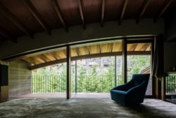 Plafond courbé et salle de détente - Four-Leaves par KIAS Karuizawa, Japon © Norihito Yamauchi