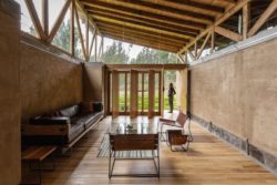 Salon et grandes portes pivotantes - Casa Lasso par RAMA Estudio - San Jose, Equateur © Jag Studio