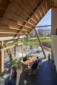 Séjour et charpente bois - Barnhouse par RVArchitecture - Werkhoven, Pays-Bas © Rene de Wit