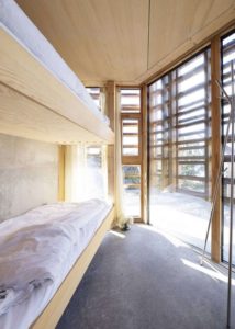 Chambre deux lits - House-Island par AtelierOlso - Skatoy, Norvège © Ivar Kvaal