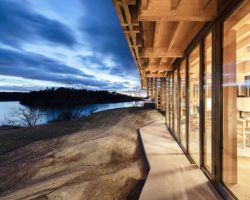 Grandes baies vitrées et vue extérieure - House-Island par AtelierOlso - Skatoy, Norvège © Ivar Kvaal