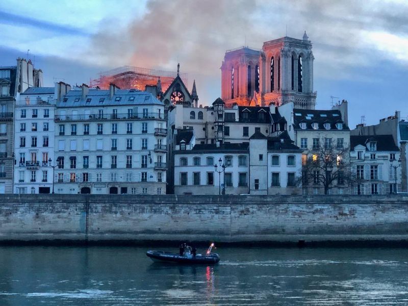 Notre Dame de Paris en flamme