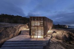 Ouvertures vitrées et escalier extérieur - House-Island par AtelierOlso - Skatoy, Norvège © Ivar Kvaal