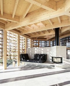 Plafond en bois et cheminée salon - House-Island par AtelierOlso - Skatoy, Norvège © Ivar Kvaal