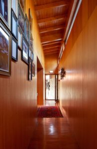 Couloir garni de bois - Country-House par Rui Filipe Veloso - Cinfaes, Portugal © Jose Campos