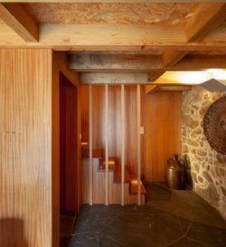 Escalier bois intérieur - Country-House par Rui Filipe Veloso - Cinfaes, Portugal © Jose Campos