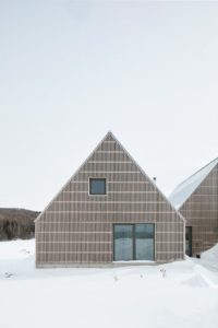 Façade bois et porte vitrée - Hatley-House par Pelletier-Fontenay - Hatley, Canada © James Brittain