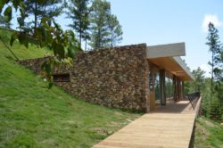 Façade en pierre maison-bio-climatique et semi-enterrée