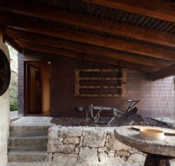 Façade entrée en bois - Country-House par Rui Filipe Veloso - Cinfaes, Portugal © Jose Campos