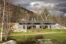 Façade principale avec panneaux solaires - Solar-House par Allan Shope - New York, USA