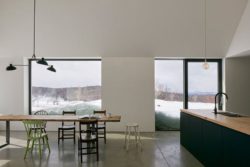 Salle séjour et cuisine - Hatley-House par Pelletier-Fontenay - Hatley, Canada © James Brittain