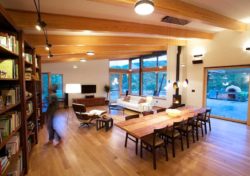 Salon, salle séjour et bibliothèque - Earthship-Farmstead par Thomson and Broadbent - Virginie, USA