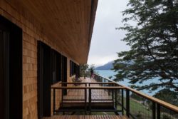 Balcon en bardage bois - Hats House par SAA Arquitectura - Puerto Rio Tranquilo, Chili © Nico Saieh