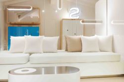 Canapé blanc salon - Float-boat par Simone Micheli - Puntaldia, Italie © Jurgen Eheim