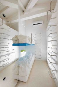 Chambre avec plusieurs lits - Float-boat par Simone Micheli - Puntaldia, Italie © Jurgen Eheim