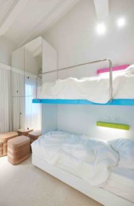 Chambre et plusieurs lits - Float-boat par Simone Micheli - Puntaldia, Italie © Jurgen Eheim