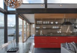 Cuisine et Grande baie vitrée - Floating-home par Ninebark Design - Seattle, USA © Aaron Leitz