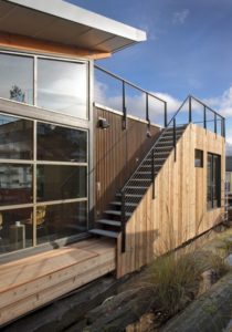 Escalier extérieur accès toit terrasse - Floating-home par Ninebark Design - Seattle, USA © Aaron Leitz