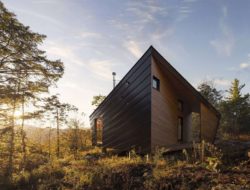 Façade bois - Cabin-Rock par I-Kanda-Architects - New Hampshire- USA © Matt Delphenich